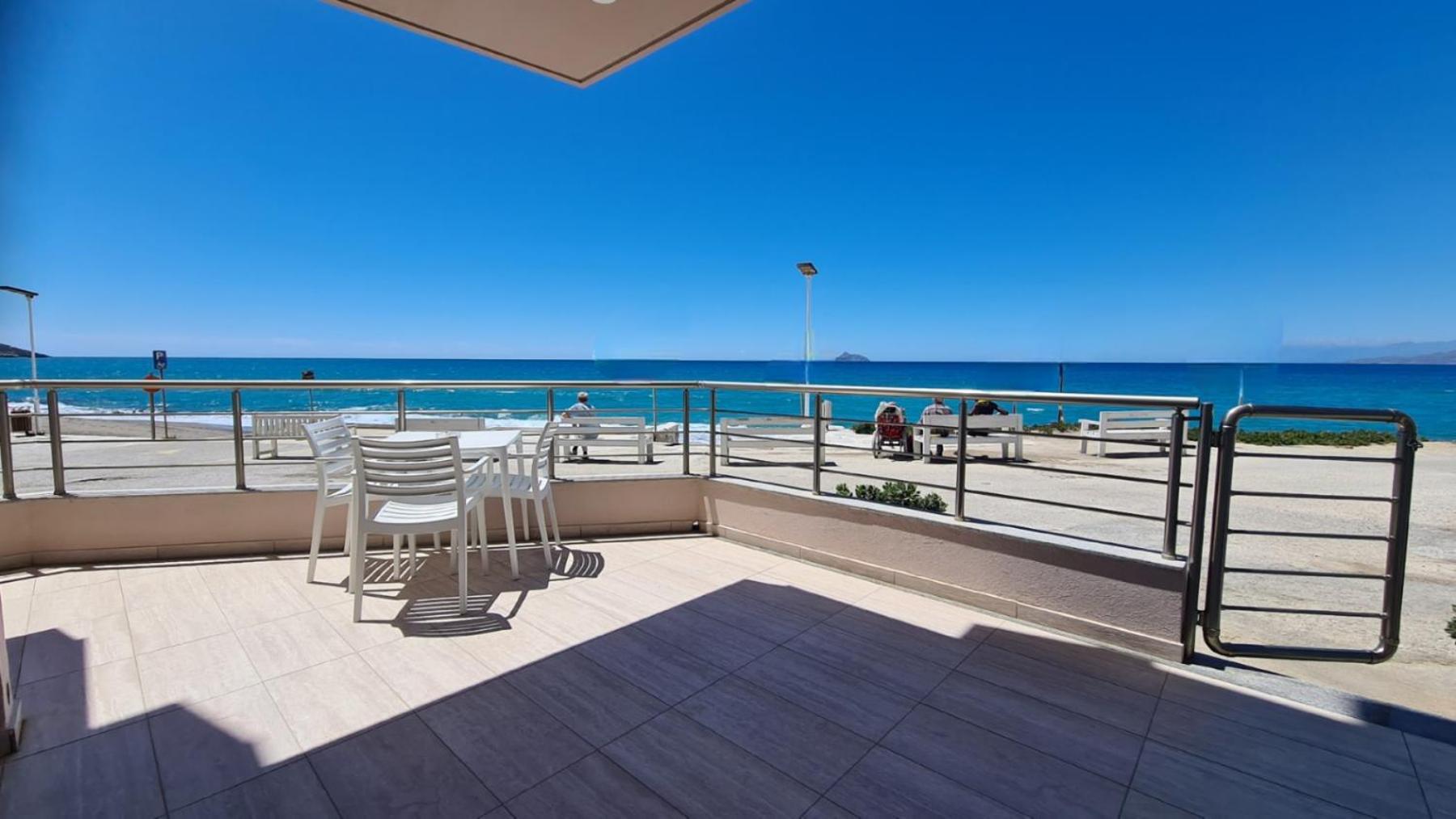 Bella Mare Luxury Apartments Каламаки Екстериор снимка