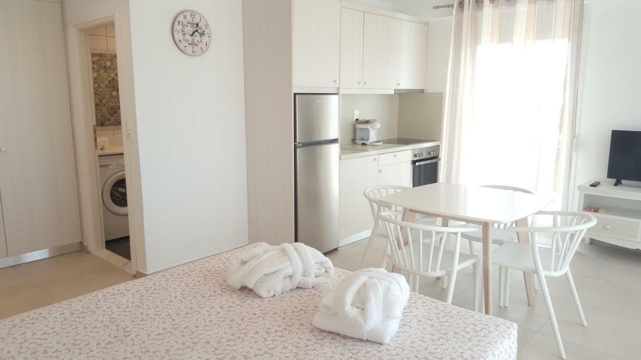Bella Mare Luxury Apartments Каламаки Екстериор снимка