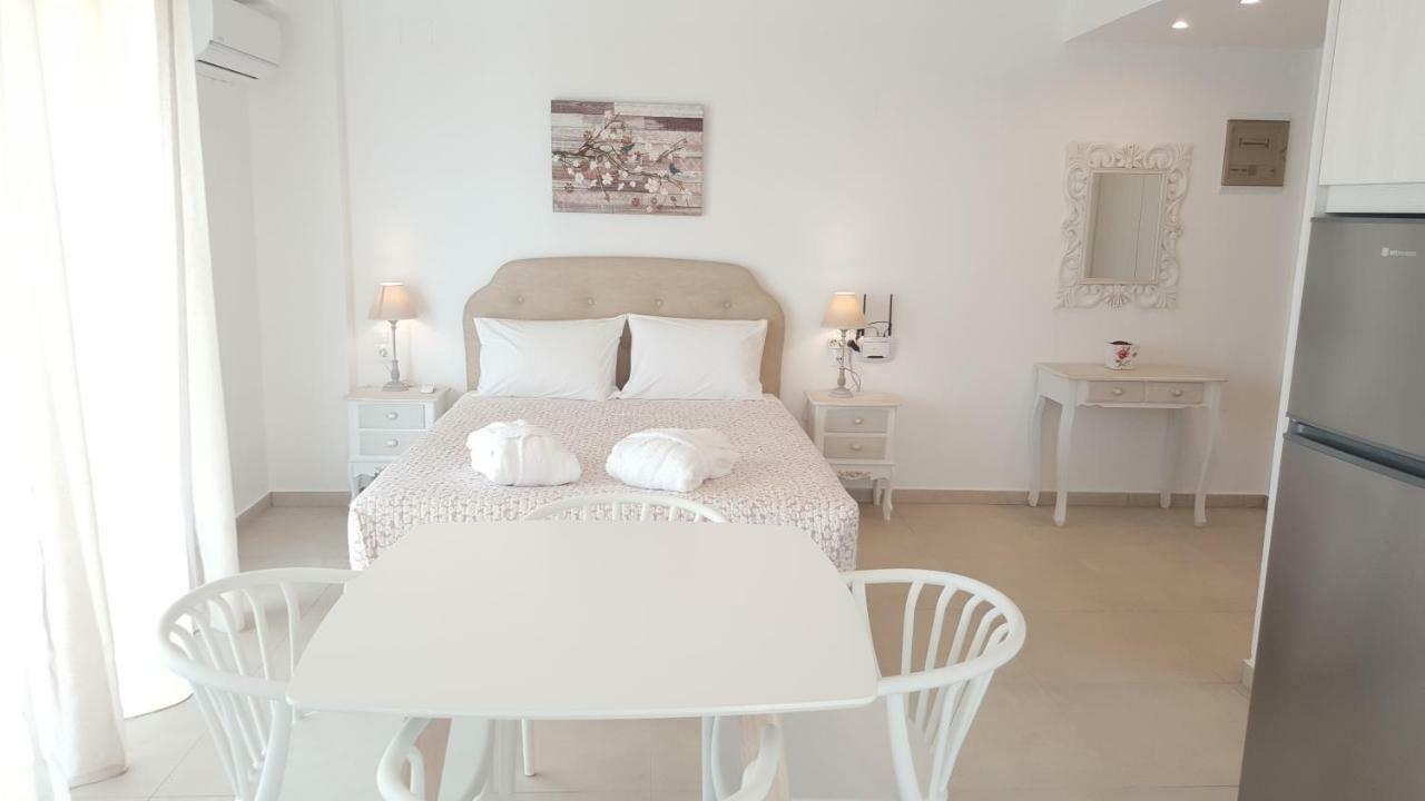 Bella Mare Luxury Apartments Каламаки Екстериор снимка